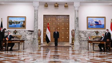 السيسي خلال التوقيع على مشروع القطار السريع مع سيمنز (الرئاسة المصرية/فيسبوك)