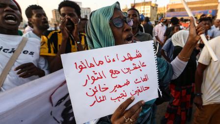 احتجاج في الخرطوم، في إبريل الماضي (محمود حجاج/الأناضول)