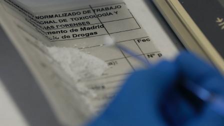 عملية فحص كوكايين مضبوط في إسبانيا (Getty)