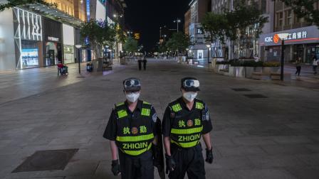 رجال أمن في بكين في الصين وسط كورونا (كيفن فريير/ Getty)