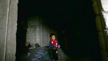 طفل سوري وسط العتمة في سورية (لؤي بشارة/ فرانس برس)