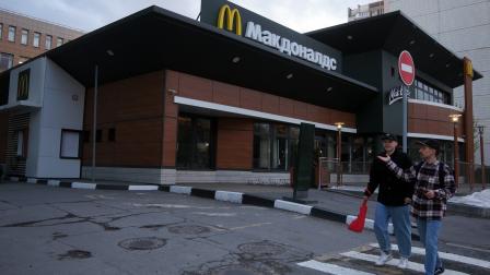 محل ماكدونالدز مغلق في موسكو (getty)