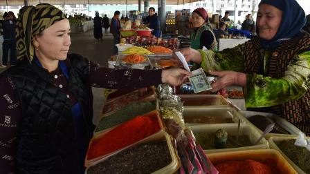 سوق في العاصمة الأوزبكستانية طشقند، حيث تراجع دخل المهاجرين بروسيا (getty)
