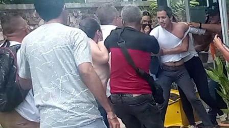زعيم المعارضة الفنزويلية خوان غوايدو يتعرض لاغتداء - فيسبوك
