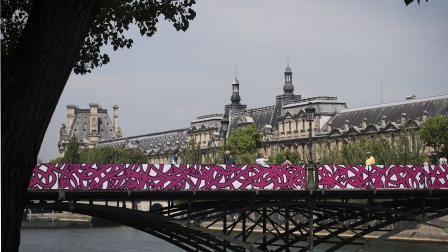 عمل للفنان التونسي ـ الفرنسي إل سيد، على "جسر الفنون" وسط باريس، حزيران/ يونيو 2015 (Getty)
