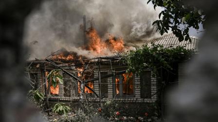 منزل يحترق بعد تعرضه للقصف في ليسيتشانسك في دونباس (Photo by ARIS MESSINIS/AFP via Getty Images)