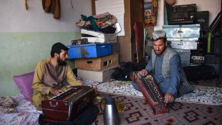 	 يخاف الفنانون الأفغان في باكستان من الاعتقال وملاحقة الشرطة (يافيد تانفير/ فرانس برس)