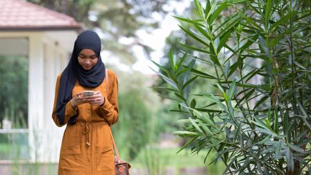 مسلمة تستخدم هاتفها (سارة ويسوا/Getty)