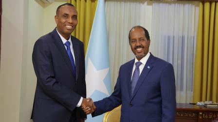 الصومال/رئيس الحكومة حمزة عبدي بري (يسار)/الرئيس حسن شيخ محمود (رويترز)