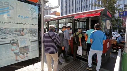 يتراجع استخدام الإيرانيين النقل العام (عطا كيناري/ فرانس برس)