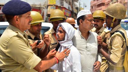 هنود مسلمون وشرطة في الهند (سانجاي كانوجيا/ فرانس برس)