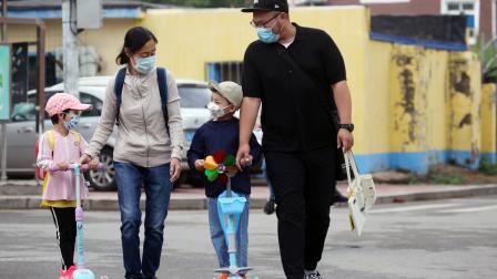 والدان وطفلان في الصين (Getty)