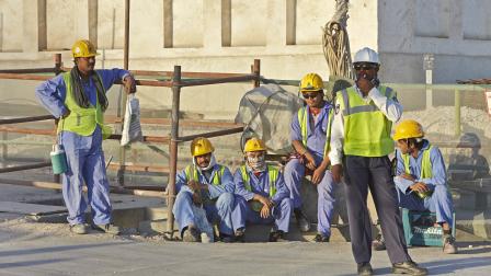 عمال في الدوحة في قطر (Getty)