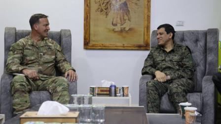 قائد القيادة الأميركية الوسطى مايكل كوريلا يلتقي قائد قسد مظلوم عبدي (موقع قسد)