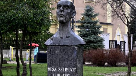 تمثال لـ ميشا سليموفيتش في سراييفو -نسخة ملونة - القسم الثقافي