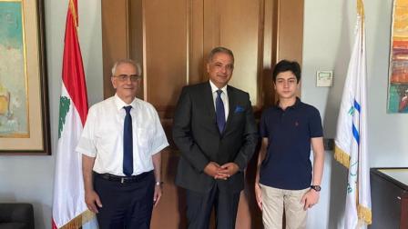 جوي حدّاد مع والده ووزير الثقافة محمد المرتضى في لبنان (العربي الجديد)