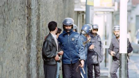 اعتقال مؤيد لجبهة الانقاذ في الجزائر 1992 (فرانس برس)