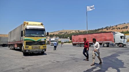 قافلة مساعدات عند معبر باب الهوى، الجمعة الماضي (عمر حاج قدّور/فرانس برس)