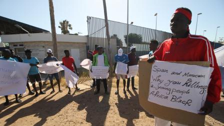 مهاجرون ينددون بمأساة مليلية التي وقعت في 24 يونيو 2022 (أنطونيو رويث/ Getty)