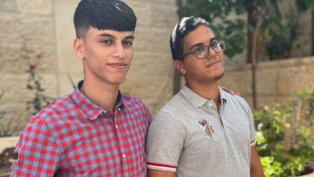 الشقيقان الفلسطينيان سيف الدين ومحمد تفوقا في الثانوية العامة (العربي الجديد)
