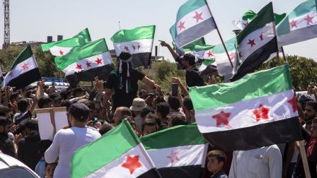 سوريين يتظاهرون شمالي سورية تحت شعار لن نصالح (عامر السيد علي/العربي الجديد)