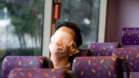 باص خاص يمنح الهدوء للركاب لمساعدتهم على النوم في هونغ كونغ (بيرثا وانغ/ فرانس برس)