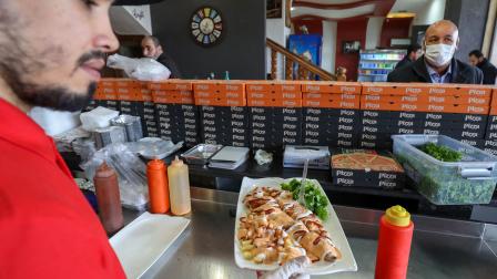 انقطاع التيار الكهربائي يؤدي إلى فساد الأطعمة في المطاعم (محمود تركية/ فرانس برس)
