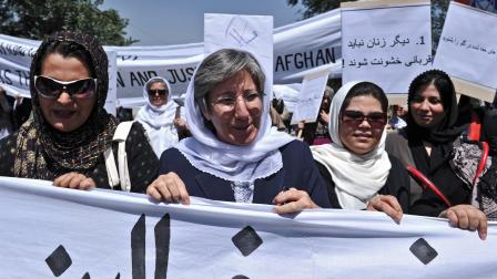الناشطة الأفغانية سيما سمر في تظاهرة قبل سيطرة طالبان على أفغانستان (مسعود حسيني/ فرانس برس)