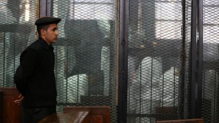سجناء مصريون وأمن في محكمة في مصر (الأناضول)