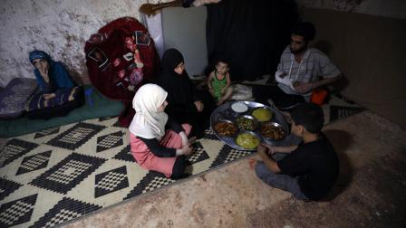 عائلة سورية نازحة في معرة مصرين (عمر حاج قدور/ فرانس برس)
