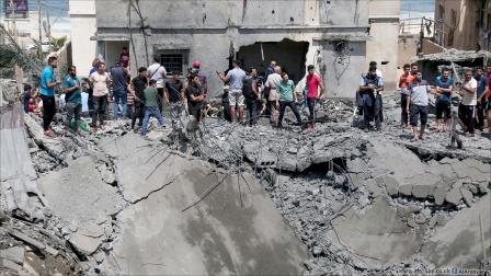 قصف منزل عائلة شملخ جنوب مدينة غزة (عبد الحكيم أبو رياش/العربي الجديد)