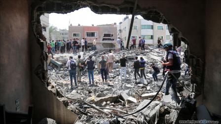 قصف منزل عائلة شملخ جنوب مدينة غزة (عبد الحكيم أبو رياش)