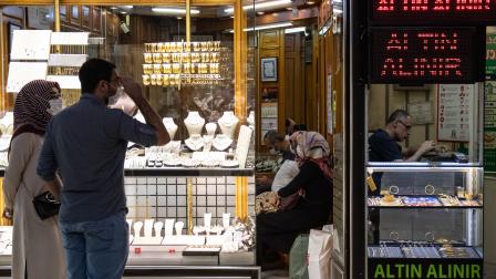 يقبل كثيريون على شراء الذهب السوري (بوراك كارا/ Getty)