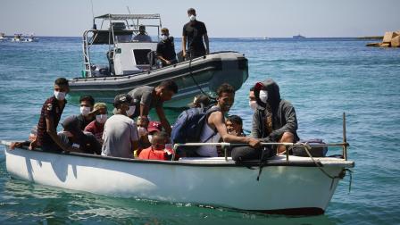 مهاجرون تونسيون نجحوا في الوصول إلى الشواطئ الإيطالية (لورينزو باليزولو/ Getty)