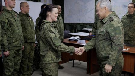 سيرغي شويغو يزور القوات الروسية في أوكرانيا (رويترز)