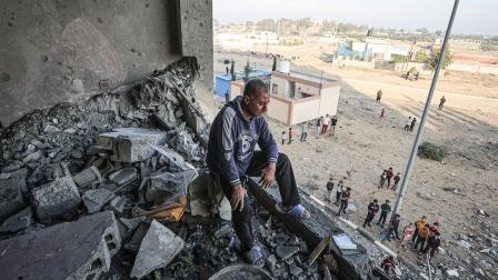 رجل فلسطيني يُعاين منزله المدمّر إثر قصف إسرائيلي على خانيونس، أول أمس الأحد (Getty)