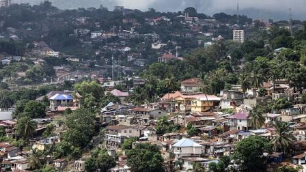 العاصمة سيراليون "فريتاون" التي شهدت مواجهات مسلحة أمس الأحد (جون فيسيلز/فرانس برس)