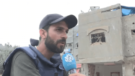 الصحفي ياسر قديج أمام منزله الذي استهدفه الاحتلال الإسرائيلي (يوتيوب)