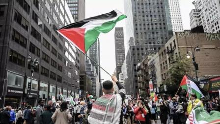 مظاهرات في نيويورك مع بداية العدوان الإسرائيلي (Getty)