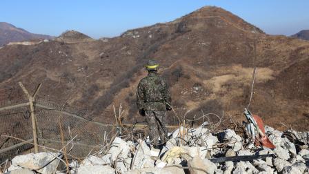 جندي كوري جنوبي في المنطقة منزوعة السلاح، ديسمبر 2018 (أهن يونغ ـ جون/رويترز)