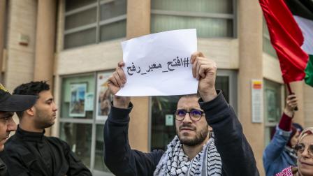 وقفة أمام السفارة المصرية في تونس تطالب بفتح معبر رفح (الأناضول)