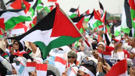 عشرات الآلاف بإندونيسيا لمساندة غزة (الأناضول)