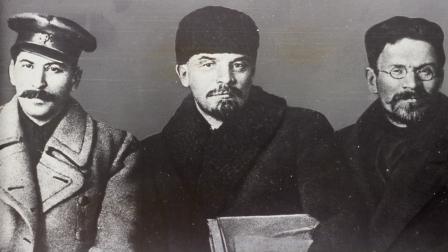 لينين متوسطاً تروتسكي وستالين عام 1919 (Getty)
