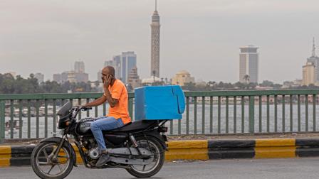 توصيل الطلبات في مصر (خالد الدسوقي/فرانس برس)