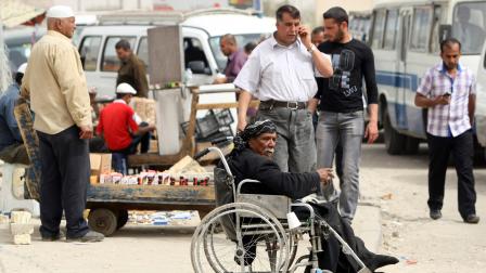 متسول على كرسي متحرك في العراق (أحمد الربيعي/ فرانس برس)