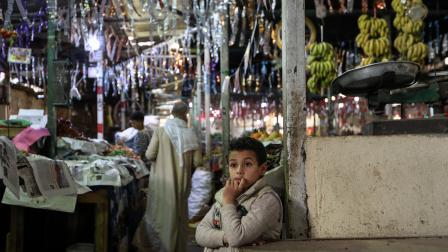 طفل مصري في سوق في مصر (فاضل داوود/ Getty)