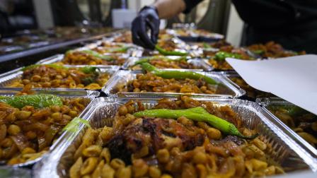 تزايد الإقبال على وجبات المطاعم في ليبيا (محمود تركية/فرانس برس)