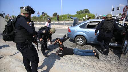 عناصر من شرطة الاحتلال خلال توقيف شابين من فلسطينيي الـ48 في عسقلان، أكتوبر الماضي (سعيد قاق/Getty)