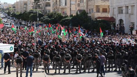 احتجاجات أمام السفارة الإسرائيلية بعمّان، أكتوبر الماضي (خليل مزرعاوي/فرانس برس)