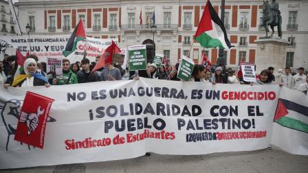 من تظاهرة طلابية وسط مدريد تنديداً بجرائم العدوان الإسرائيلي على غزة، 16 تشرين الثاني/ نوفمبر (Getty)